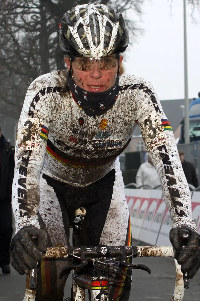 Hanka Kupfernagel was prepared for the cold, and battled valiantly © Bart Hazen 