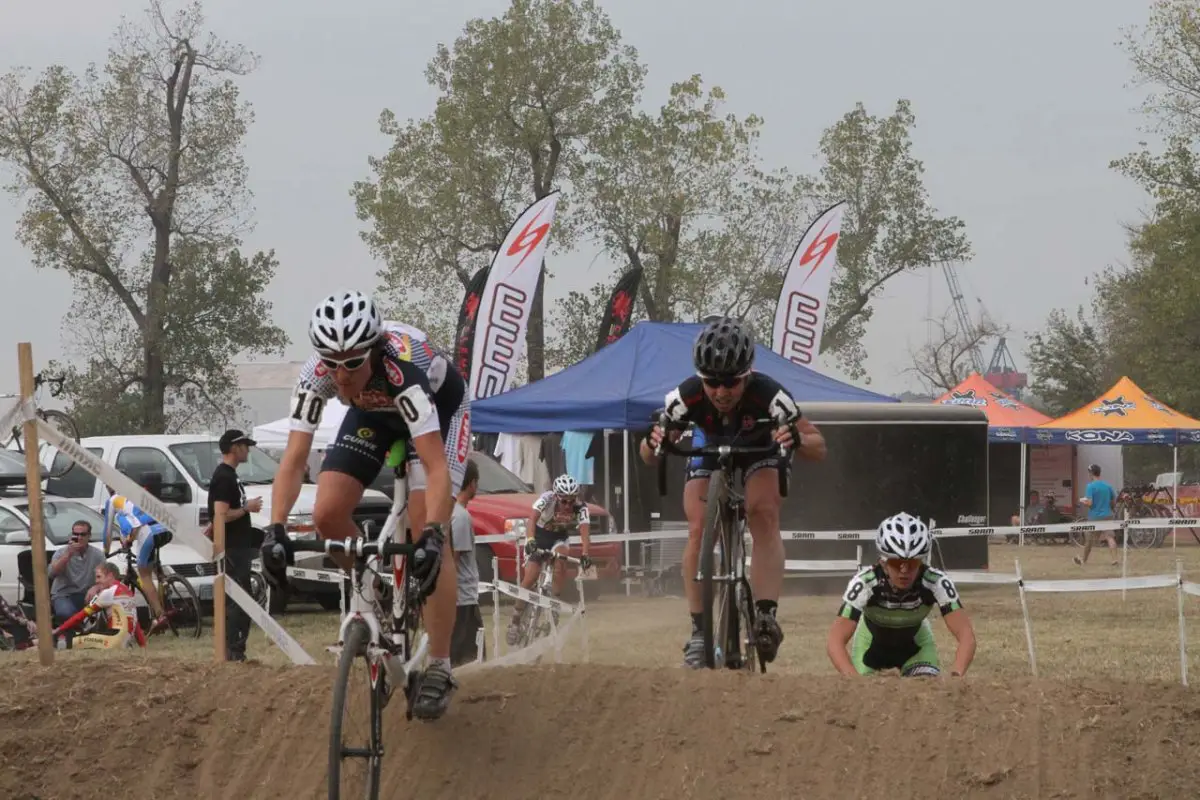 Kathy Sherwin, Laura Van Gilder, Kaitie Antonneau on the berm before the barriers © Amy Dykema