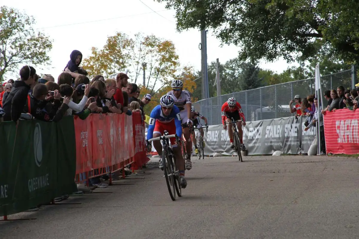 The crowd cheers the finishers fighting for the next few places. Mourey in 3rd, Heule in 4th, Schouten in 5th © Amy Dykema