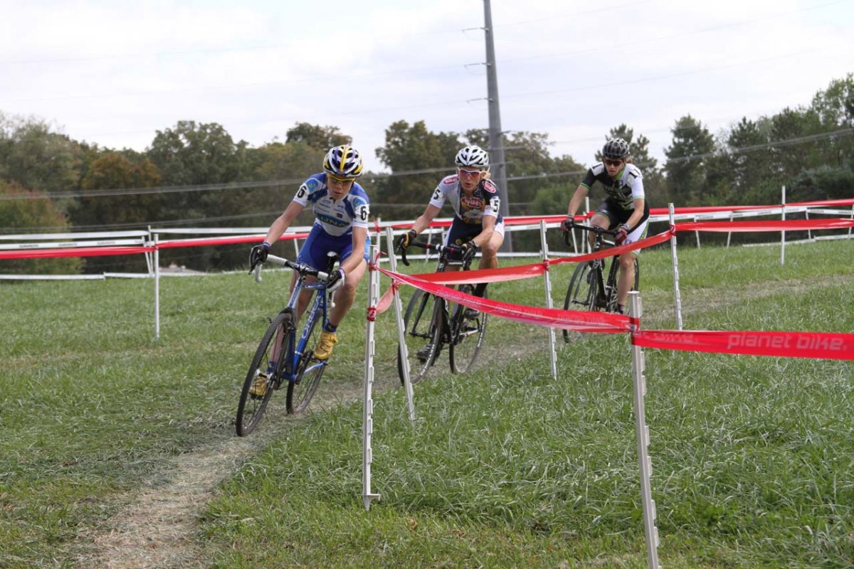   Georgia Gould was in the lead on the first lap, followed by Sue Butler © Amy Dykema