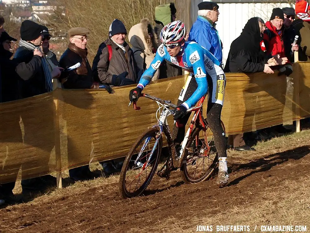 Stybar tripods his way around a corner