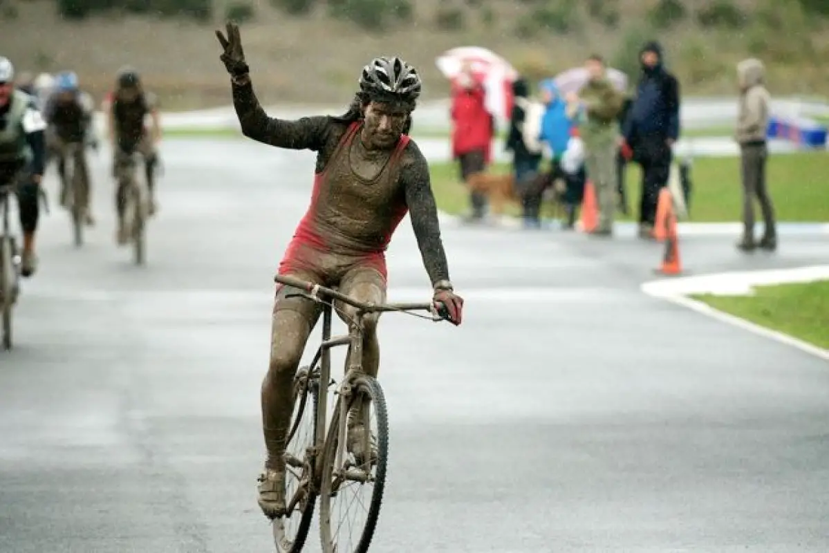 Mackenzie salutes the crowd as he takes home his 3rd SSCXWC title © Matthew J. Clark/www.strfilms.com 