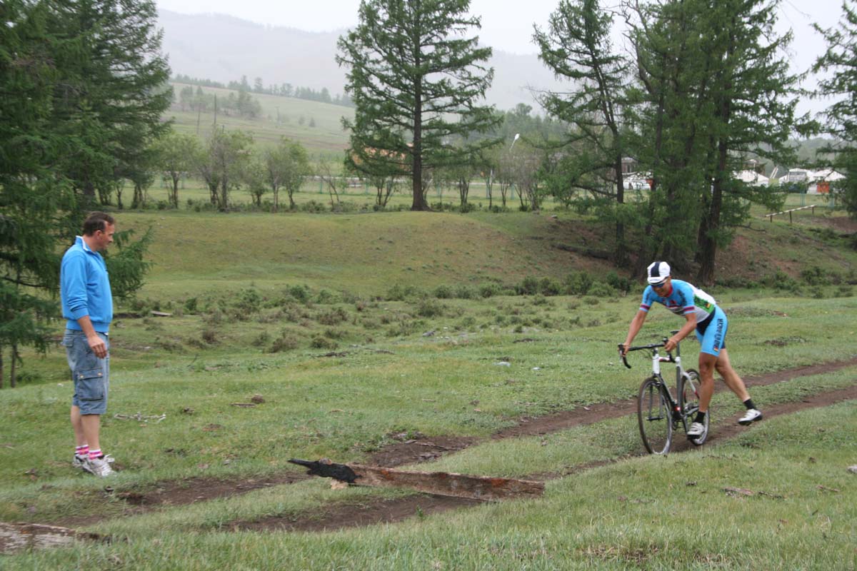 Mounts and dismounts are drilled by 'cross racers across the planet. Photo Tom Lanhove