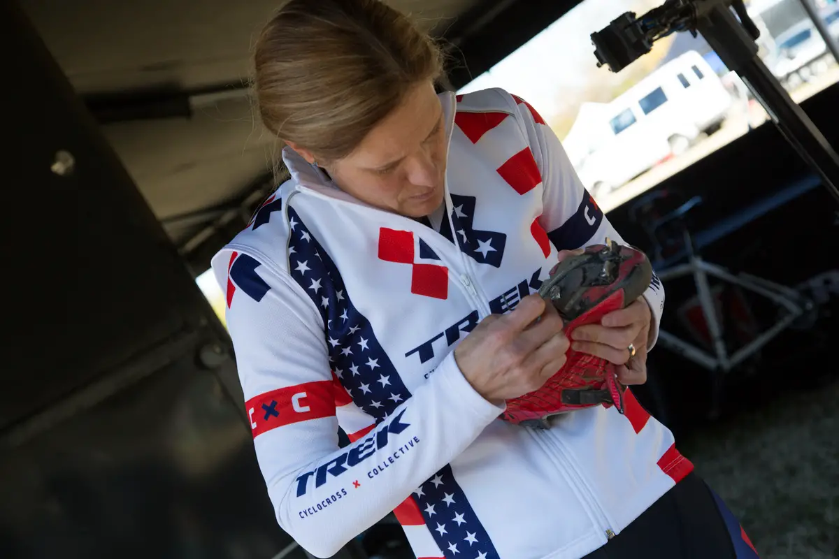 Katie Compton makes a cleat adjustment before Sunday\'s race. © Wil Matthews
