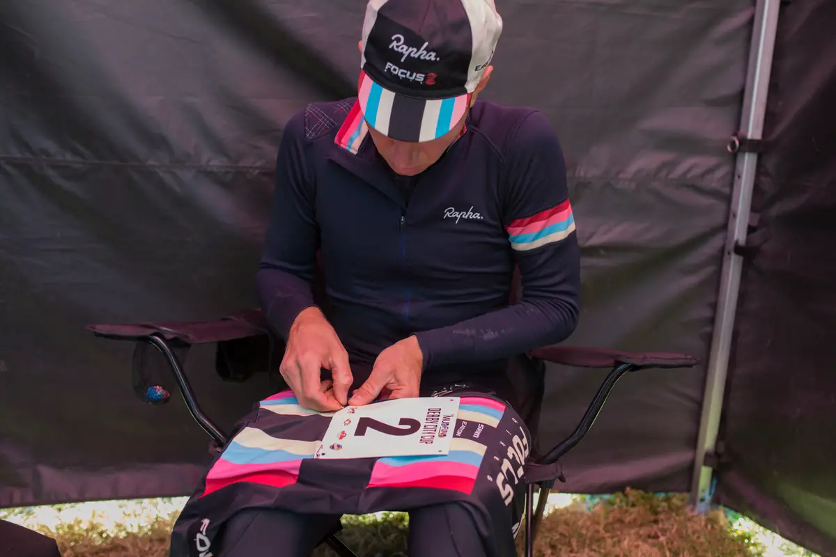 Jeremy Powers finds a quiet moment to pin numbers before his victorious ride in the Elite Men\'s race Sunday. © Wil Matthews