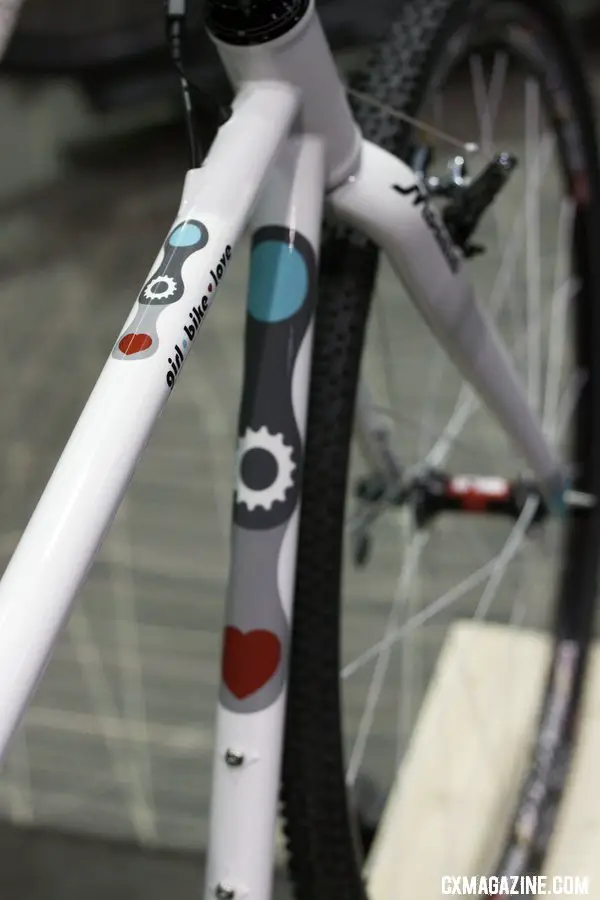 Mosaic partnered with Girl Bike Love to build a women\'s-specific model, with a portion of the profits going to a nonprofit called Boltage that supports women\'s cycling. ©Cyclocross Magazine