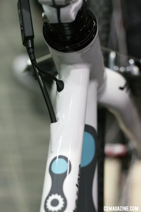 Mosaic features internal cables on brake cables and Di2 wiring. ©Cyclocross Magazine