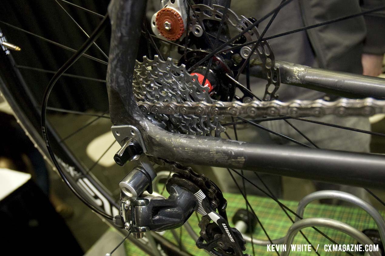 An aluminum derailleur hanger fits on the shaped carbon chainstay to seatstay joint. © Kevin White