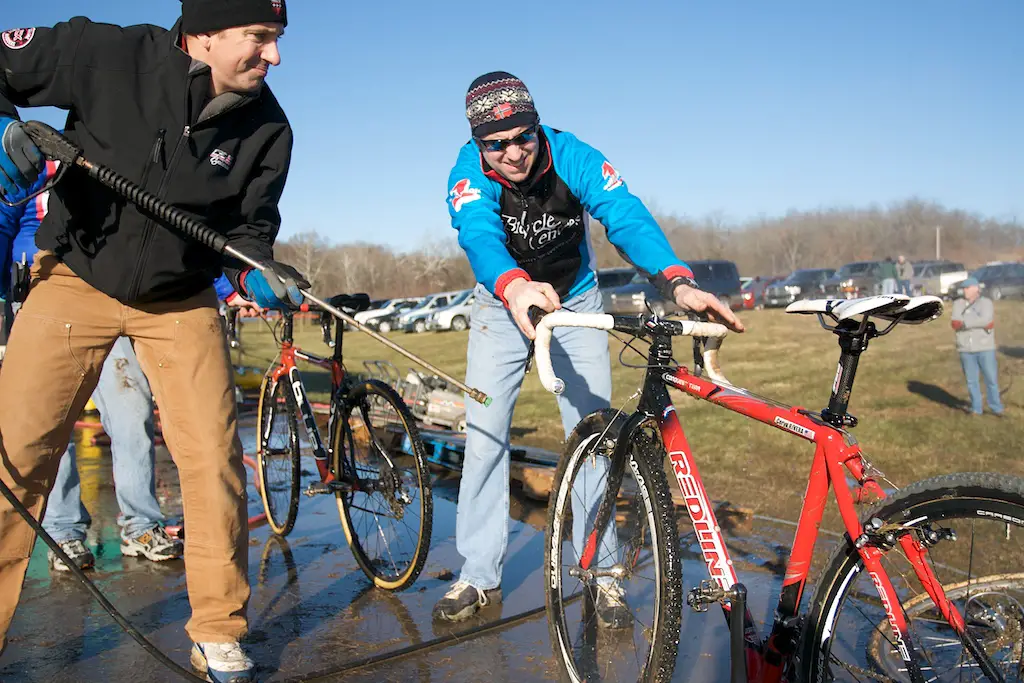 Cross Legend Tim Rutledge was busy during the morning keeping Redline team bikes clean. ? Joe Sales. 