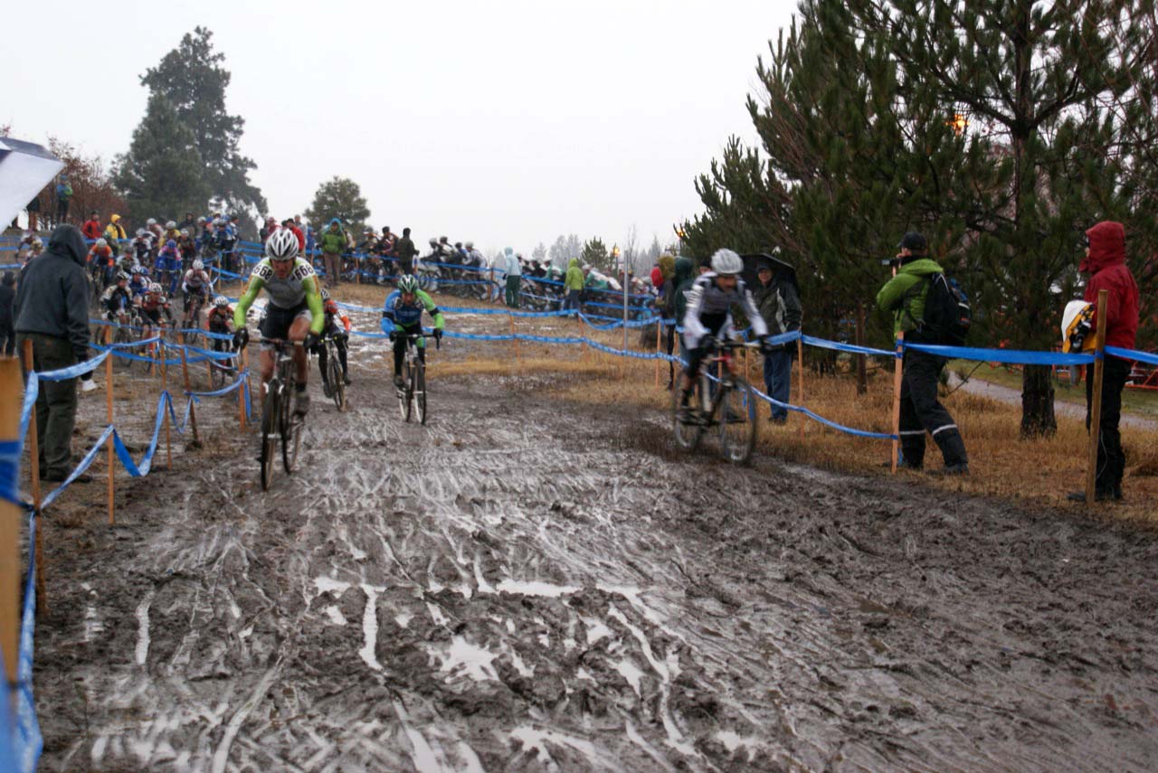 Steve Tilford hits the front of the 50-54 race with a huge filed trailing him onto the mud ©Kenton Berg