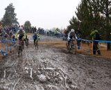 Steve Tilford hits the front of the 50-54 race with a huge filed trailing him onto the mud ©Kenton Berg