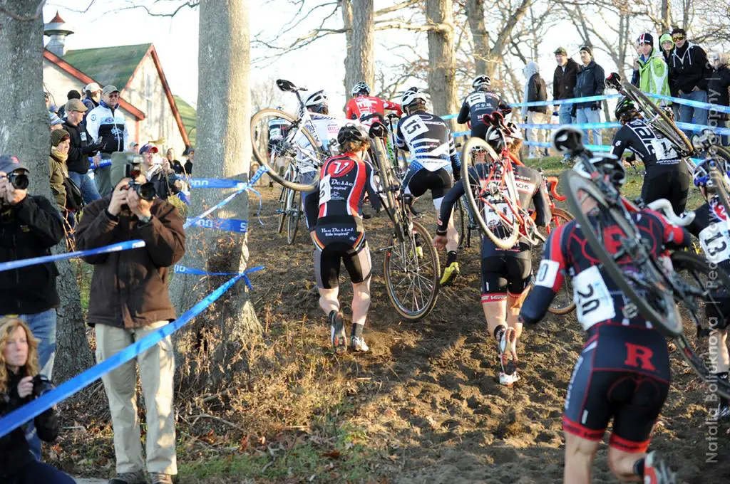 The scrum exiting the sand. © Natalia Boltukhova | Pedal Power Photography