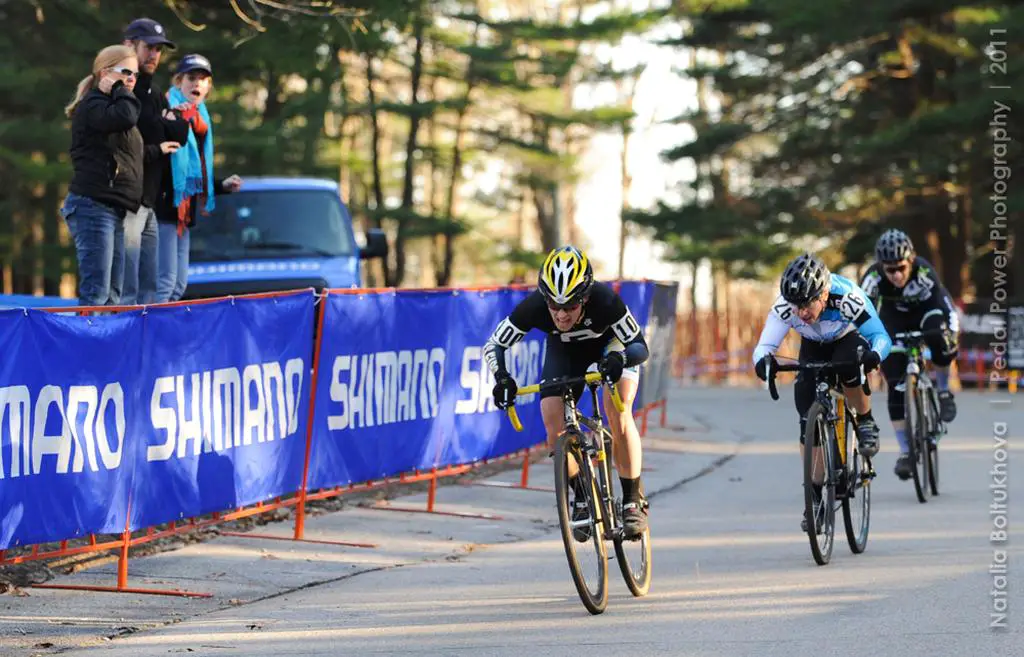 Andrea Smith shocks the crowd by outsprinting Van Gilder. © Natalia Boltukhova | Pedal Power Photography