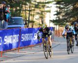 Andrea Smith shocks the crowd by outsprinting Van Gilder. © Natalia Boltukhova | Pedal Power Photography