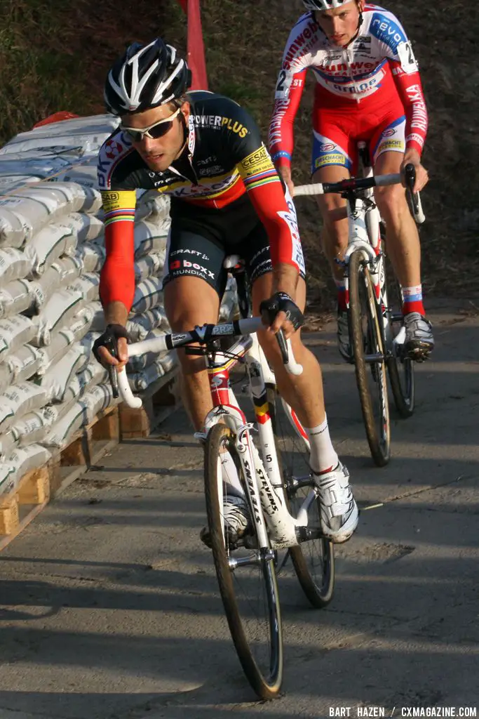 Niels Albert battles with Kevin Pauwels for second. © Bart Hazen