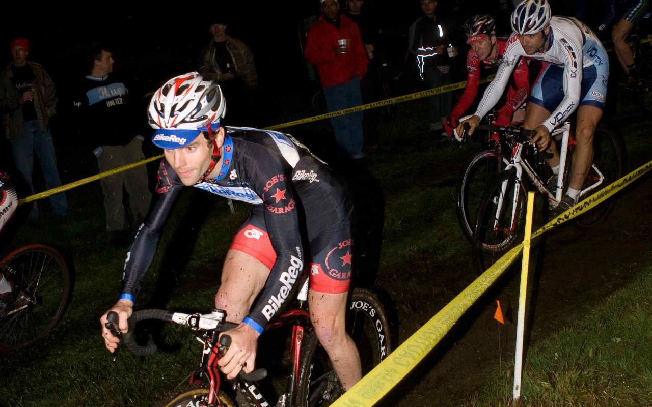 Justin Lindine (bikereg.com/Joe's Garage/Scott) in lap one traffic. photo:© Russ Campbell (russcam.com)