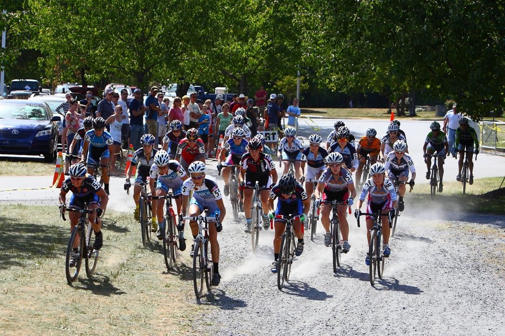 Start of the first UCI women\'s race of the year. © Anthony Skorochod / cyclingcaptured.com