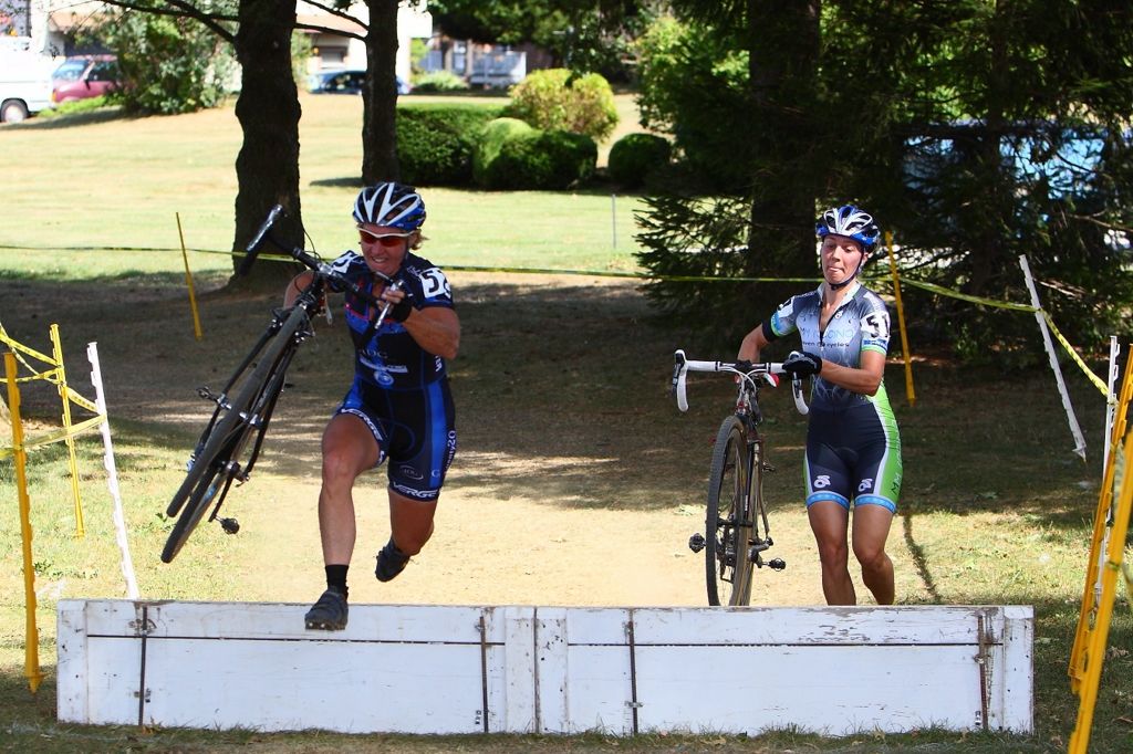 Laura Van Gilder (l) and Mo Bruno-Roy (r). © Anthony Skorochod / cyclingcaptured.com