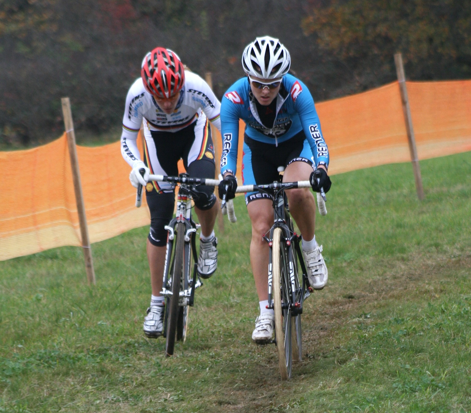 Gabby Day leads Hanka Kupfernagel ©Renner Custom CX Team