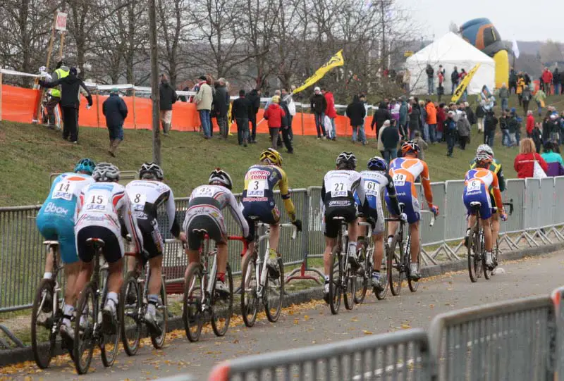 The chase groups were large behind the leaders. ? Bart Hazen