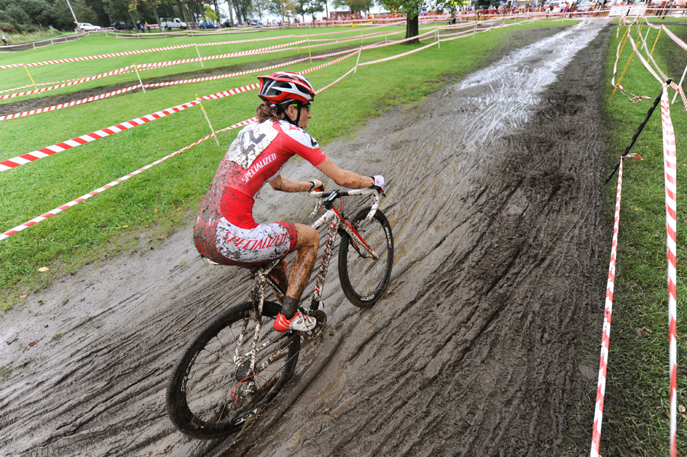 Lea Davidson rolls through the mud. ©  Jeff Bramhall