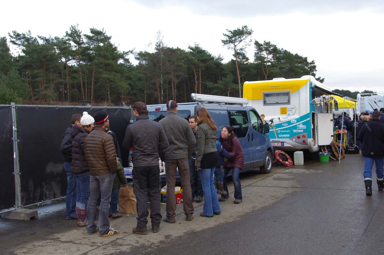 One of the many post-race gatherings after Oostmalle. ? Jonas Bruffaerts