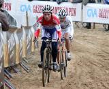 Daphny Van den Brand and Marianne Vos find a good line through the sand. © Bart Hazen