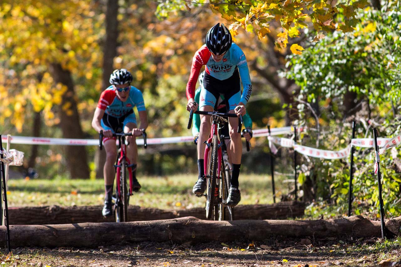 Spencer Petrov leads teammate Ian McShane at the logs. © Kent Baumgardt