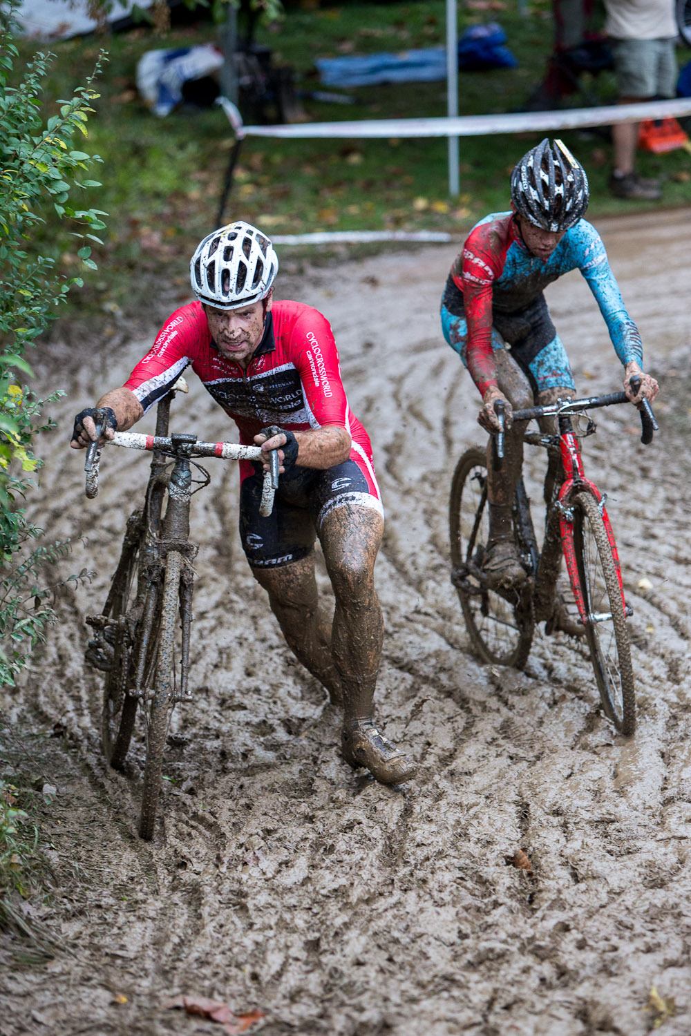 Messer runs through the mud while Petrovrides. © Kent Baumgardt