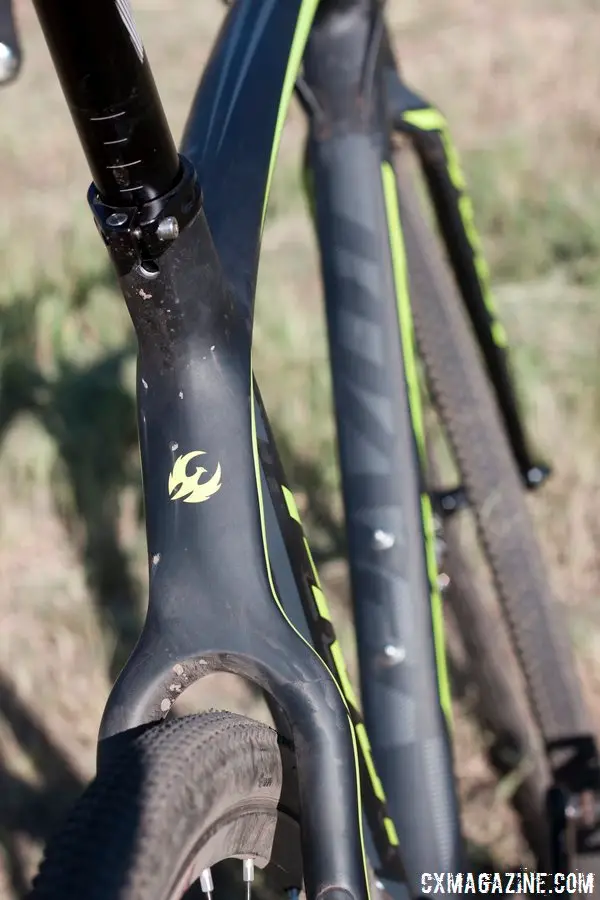 The swooping top tube flattens out and should make for pretty comfortable shouldering.  © Cyclocross Magazine