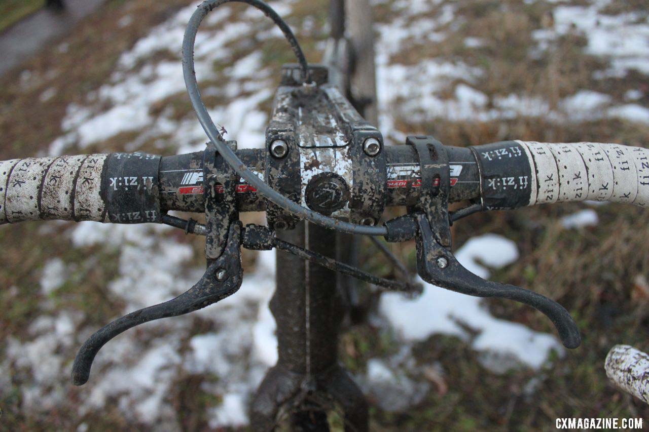 The front brake cable runs through the stout stem. © Cyclocross Magazine