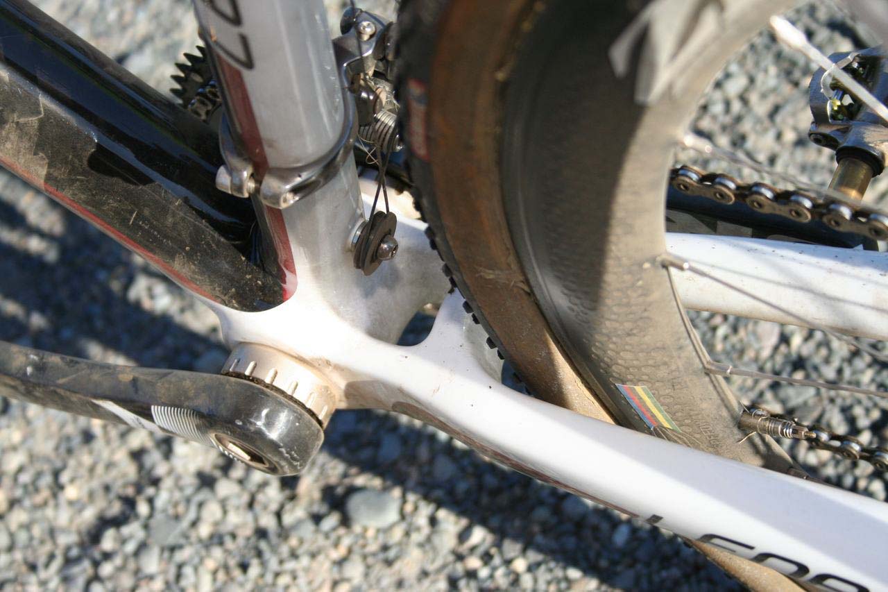 The chainstay brace is a compromise between mud clearing and stiffness. © Cyclocross Magazine