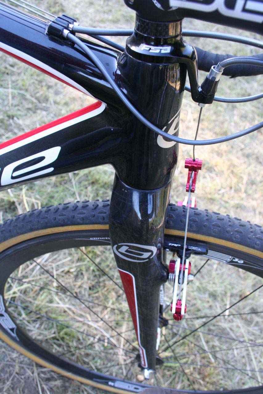 The large headtube and stout fork provide consistent steering and handling. © Cyclocross Magazine