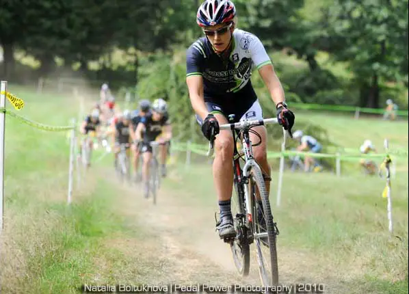 Sara Bresnik building a gap © Natalia Boltukhov | Pedal Power Photography