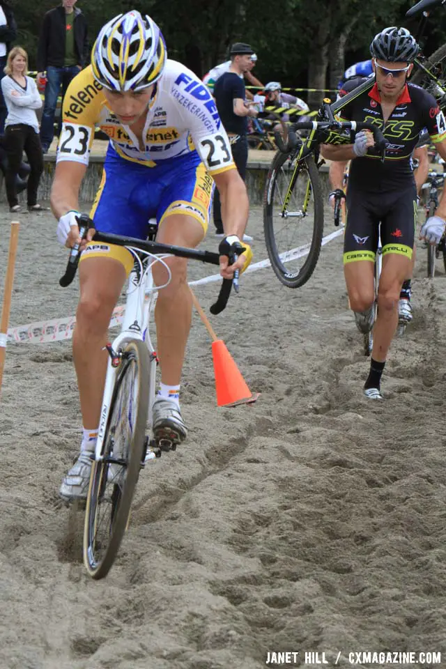 Peeters initiates his gap through the sand. ©Janet Hill