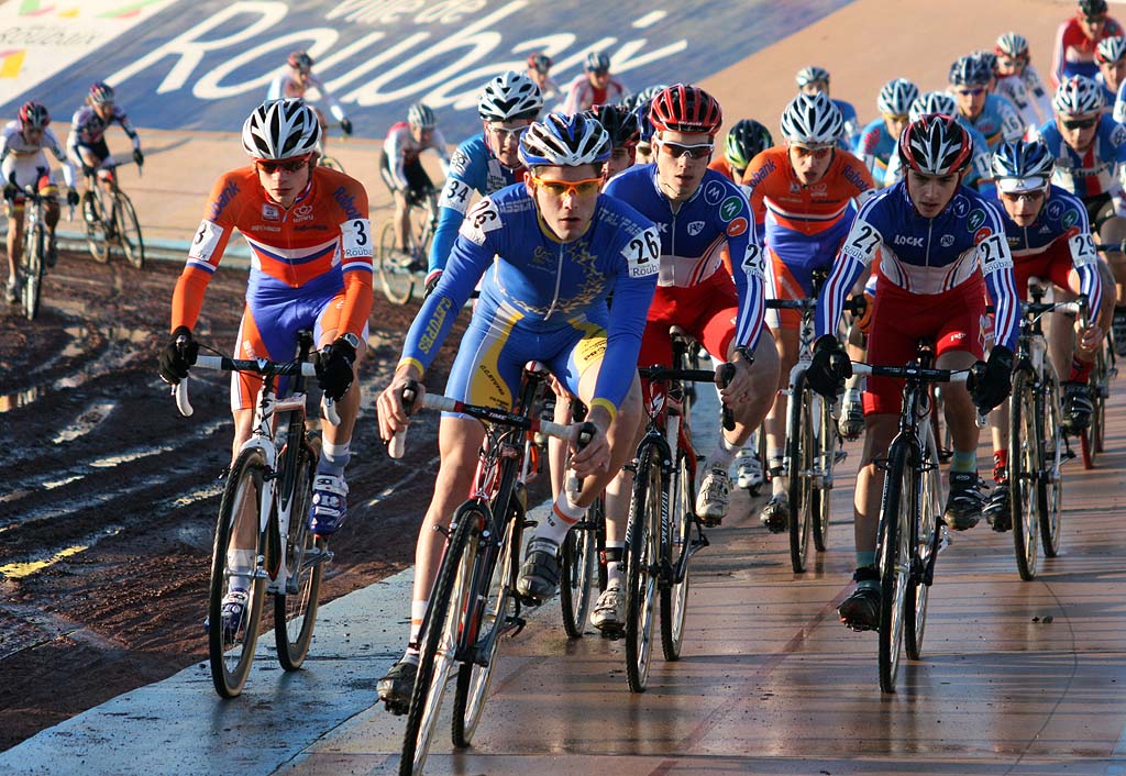 The juniors take to the course in Roubaix. ? Bart Hazen