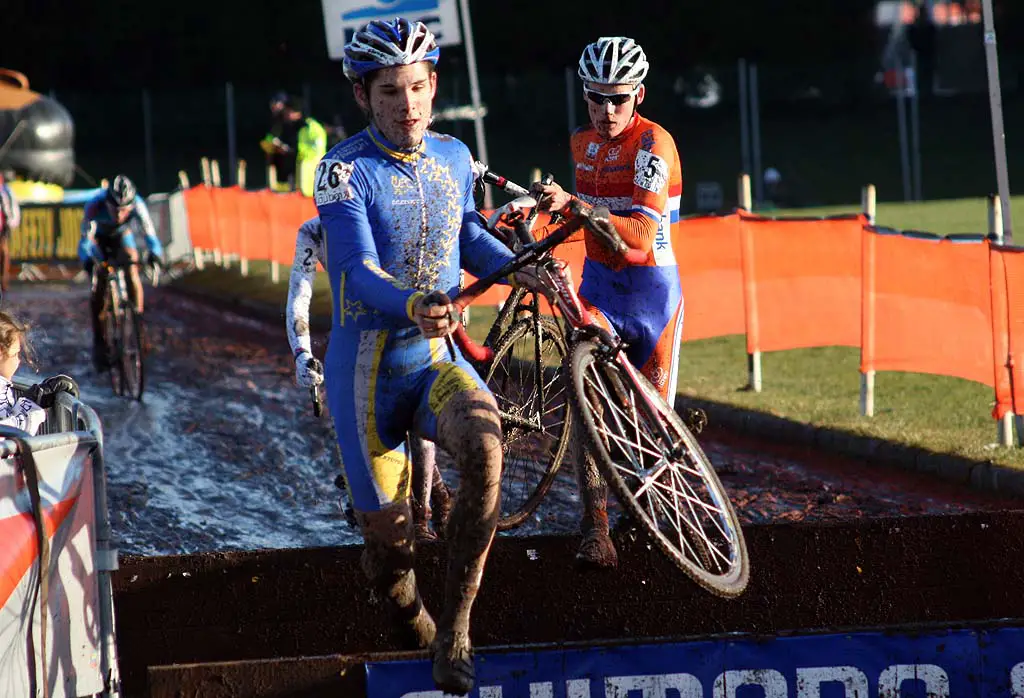 Viennet (l) and Teunissen chasing. ? Bart Hazen