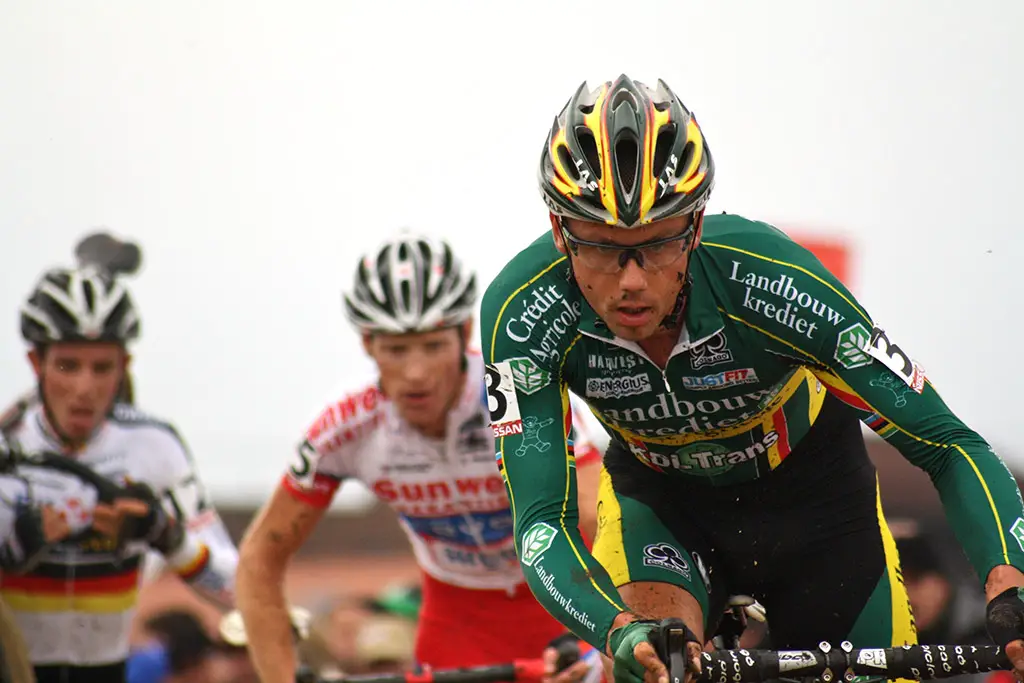 Sven Nys leads Klaas Vantornout and Philipp Walsleben in the sand © Dan Seaton