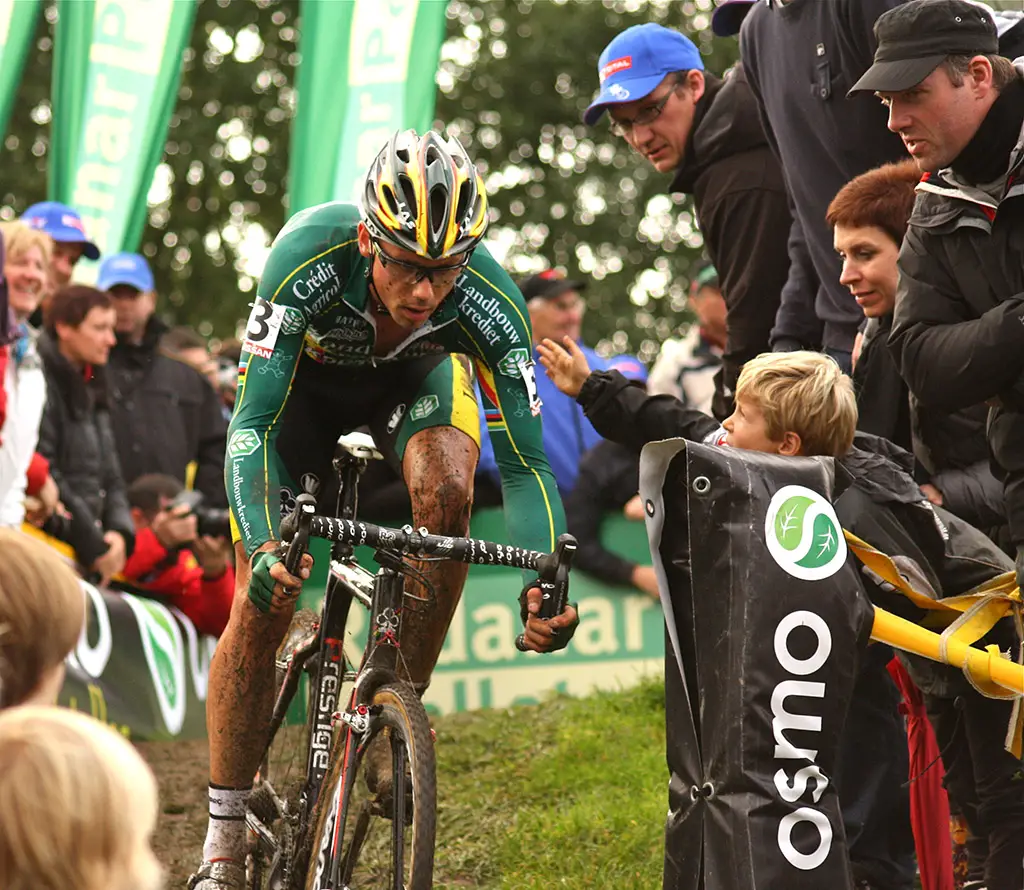 A young fan reaches out to support Sven Nys © Dan Seaton