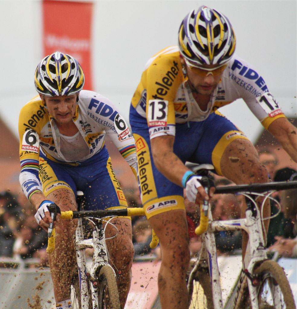 Rob Peeters leads teammate Bart Wellens through the sand © Dan Seaton