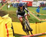 Christine Vardaros rounds the final muddy bend of the next to last lap © Dan Seaton