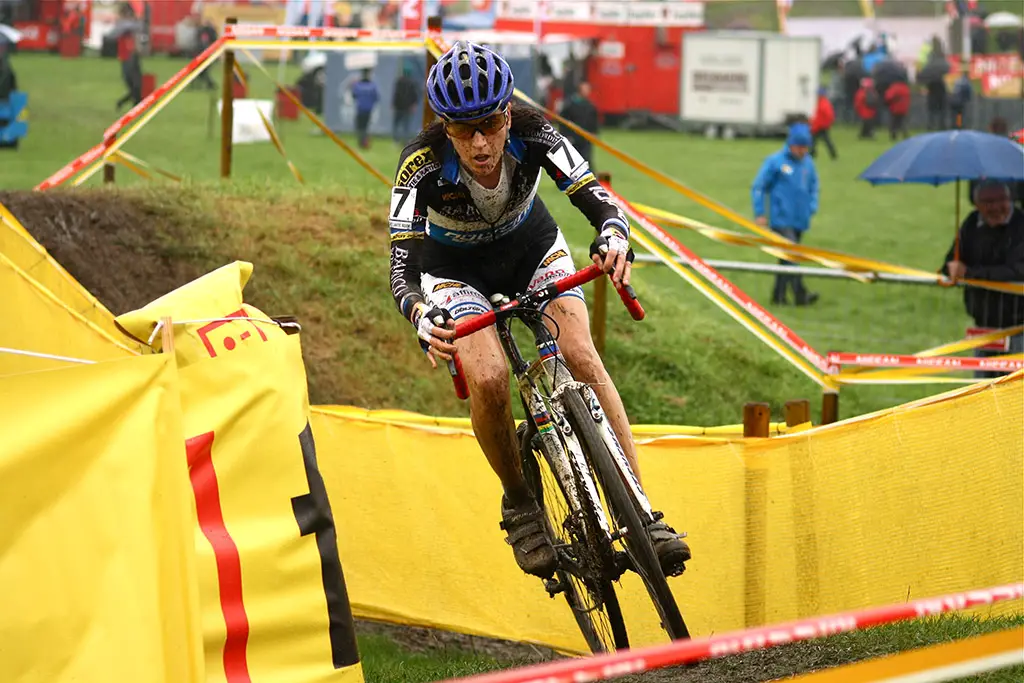 Christine Vardaros rounds the final muddy bend of the next to last lap © Dan Seaton