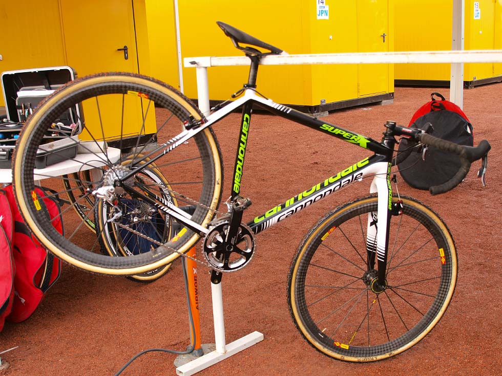 The Cyclocrossworld Team aren\'t the only ones preparing Cannondales for the races.  © Jonas Bruffaerts