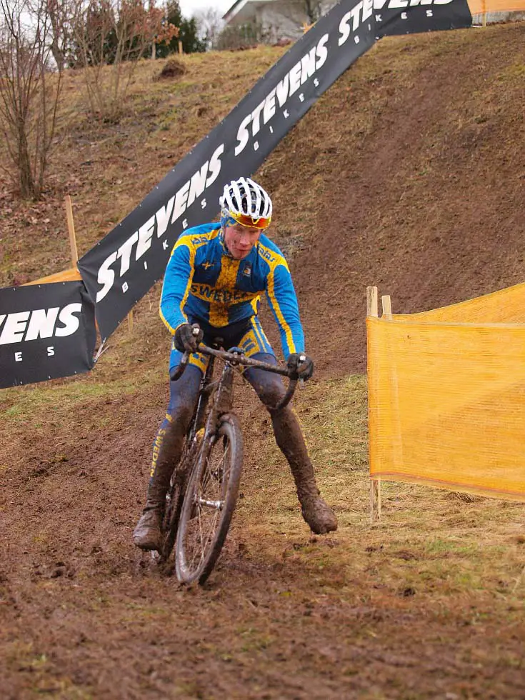A Swedish rider demonstrates his preferred cornering technique in the mud. © Jonas Bruffaerts