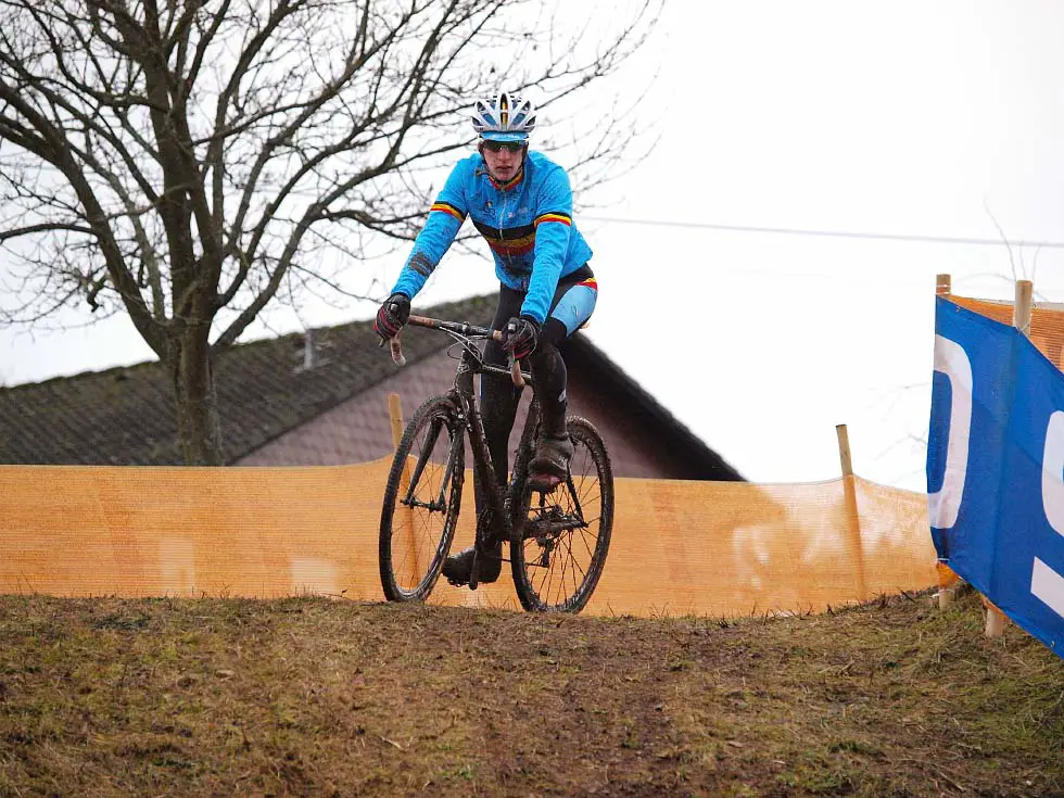 Sizing up the lines on the downhill. © Jonas Bruffaerts