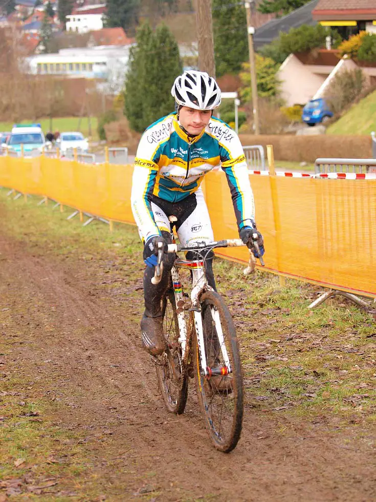 Riders were out in force testing their legs and dialing the muddy course. © Jonas Bruffaerts