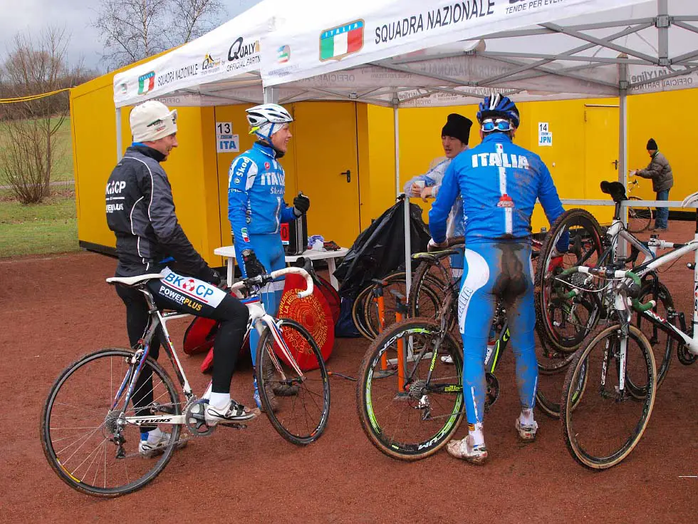 The Italians discuss the course. © Jonas Bruffaerts