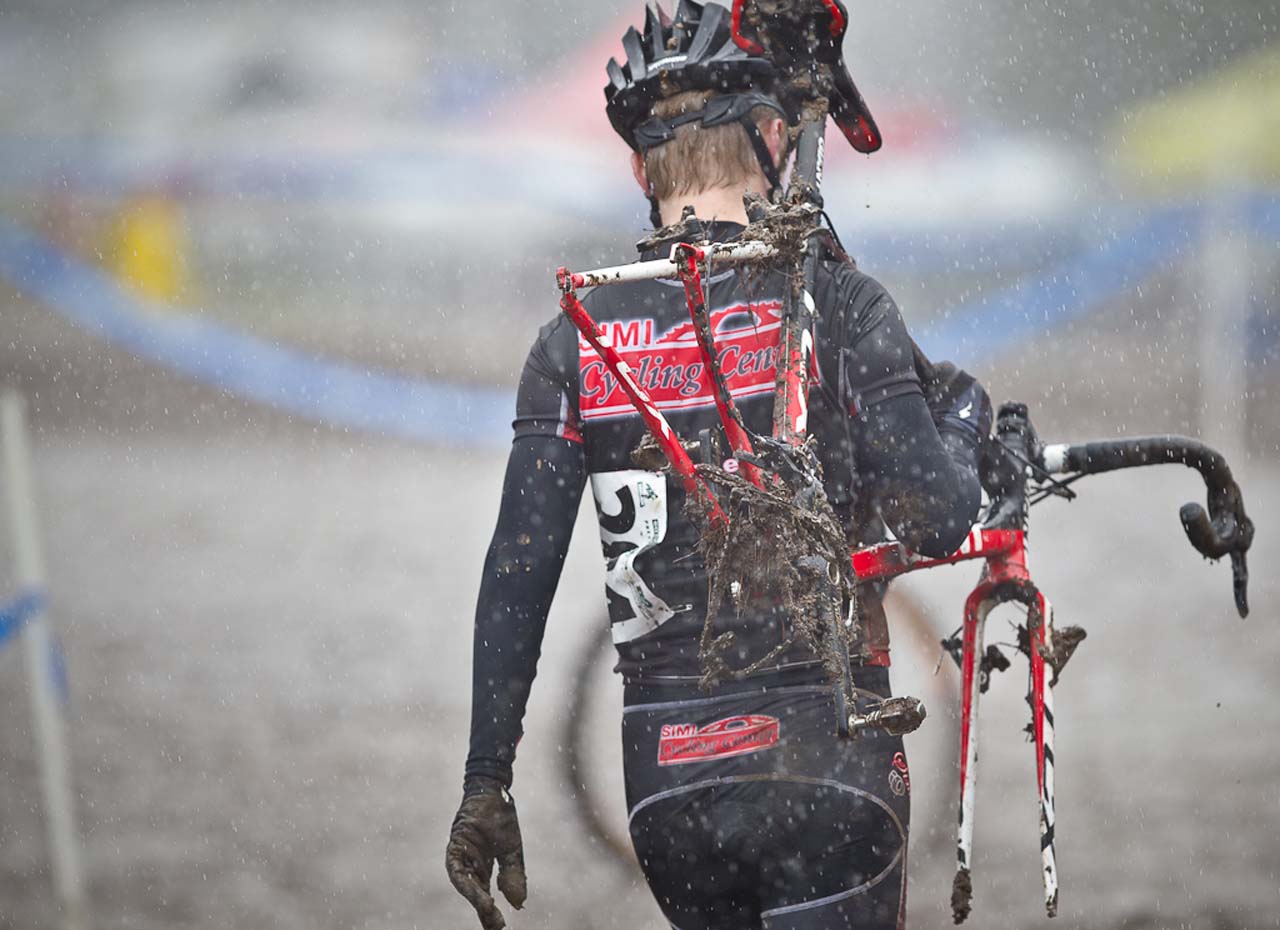 Ryan Matter (Simi Cyclng Center) after breaking his frame on the first lap, removes wheels and runs the entire race ©Danny Munson