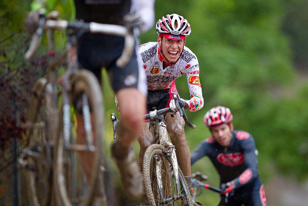 Sergio Hernandez (Jelly Belly) wondering why everyone is pushing their bikes up the hill ©Danny Munson