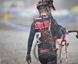 Ryan Matter (Simi Cyclng Center) after breaking his frame on the first lap, removes wheels and runs the entire race ©Danny Munson